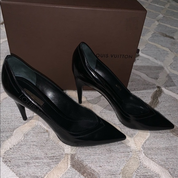 Louis Vuitton Black Pointed Toe Perforated Pumps - Picture 4 of 10